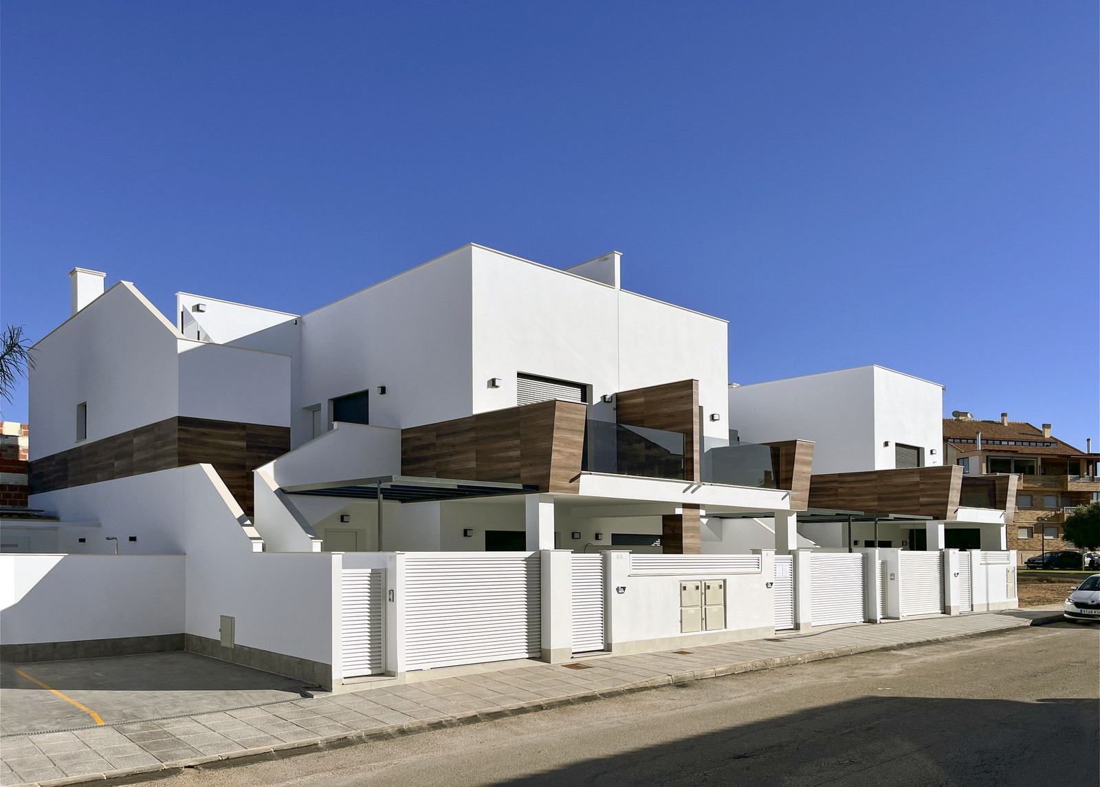 EDIFICIO DE SEIS VIVIENDAS CON PISCINA COMUNITARIA Image